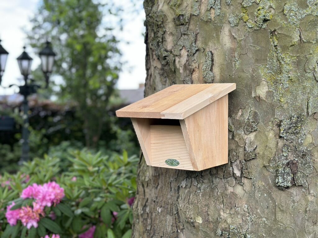 Nestkast Rosa – Traditionele nestkast voor koolmezen De Nestkast Rosa met landelijke uitstraling en stevig bitumen dak biedt koolmezen een ideale plek om te nestelen. Deze nestkast is ook geschikt voor andere vogelsoorten zoals de pimpelmees, ringmus, huismus, boomklever en bonte vliegenvanger