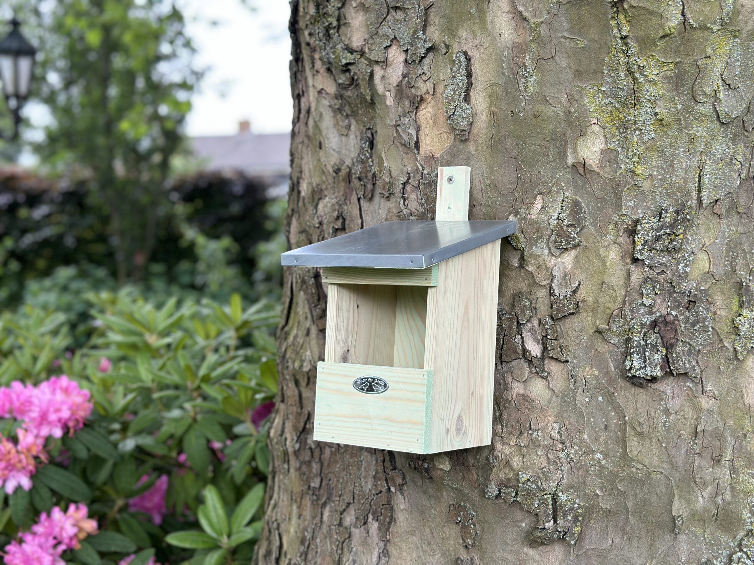 De Nestkast Rori is een praktische en stijlvolle toevoeging aan elke tuin. Speciaal ontworpen voor roodborsten