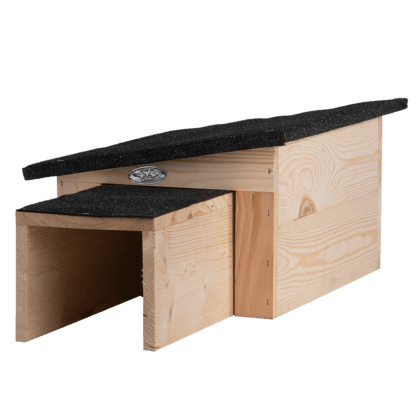 Houten insectenhuis met zwart dak voor tuin