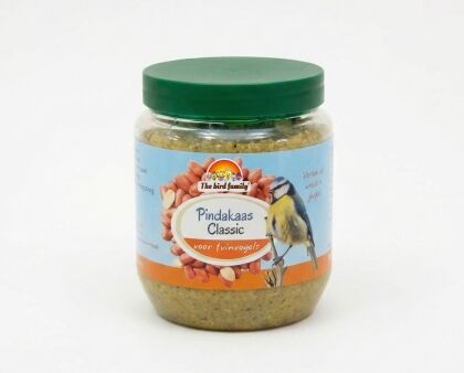 Pot pindakaas voor tuinvogels met mees afbeelding.