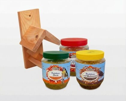 Pindakaas voor tuinvogels met houten houder.