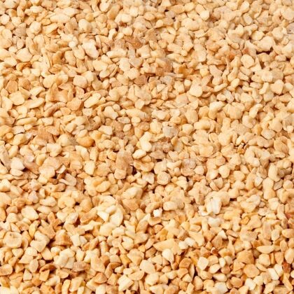 Gehakte pindanoten op een hoop, close-up beeld.