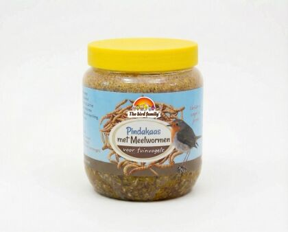 Pot pindakaas met meelwormen voor tuinvogels.