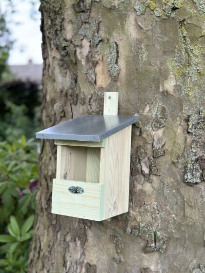 De Nestkast Rori is een praktische en stijlvolle toevoeging aan elke tuin. Speciaal ontworpen voor roodborsten