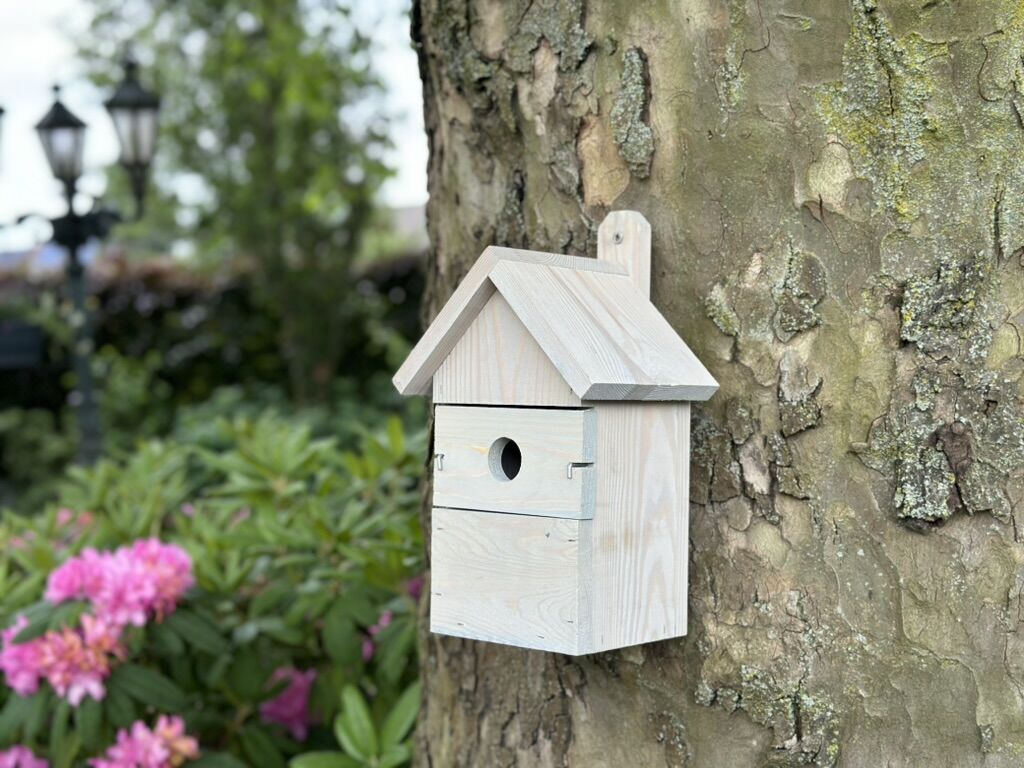 Houten nestkast Lotus met drie verwisselbare invlieggaten en waterbestendige beits