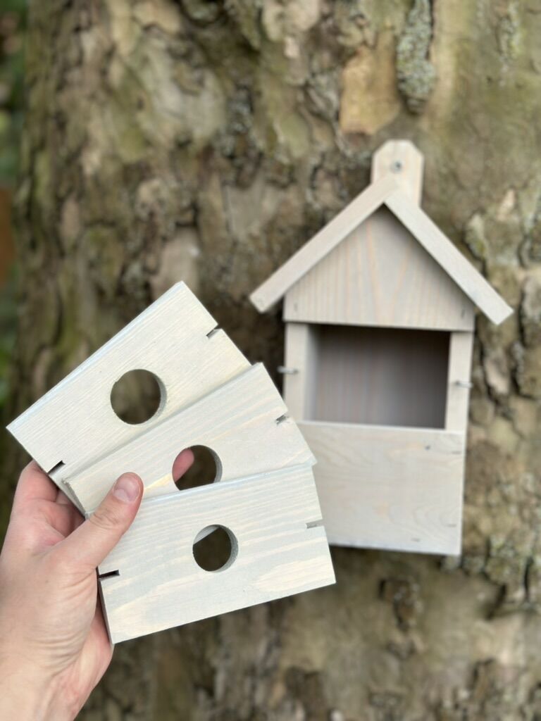 Nestkast Lotus met Multi-invlieggat, geschikt voor huismussen, koolmezen en pimpelmezen.