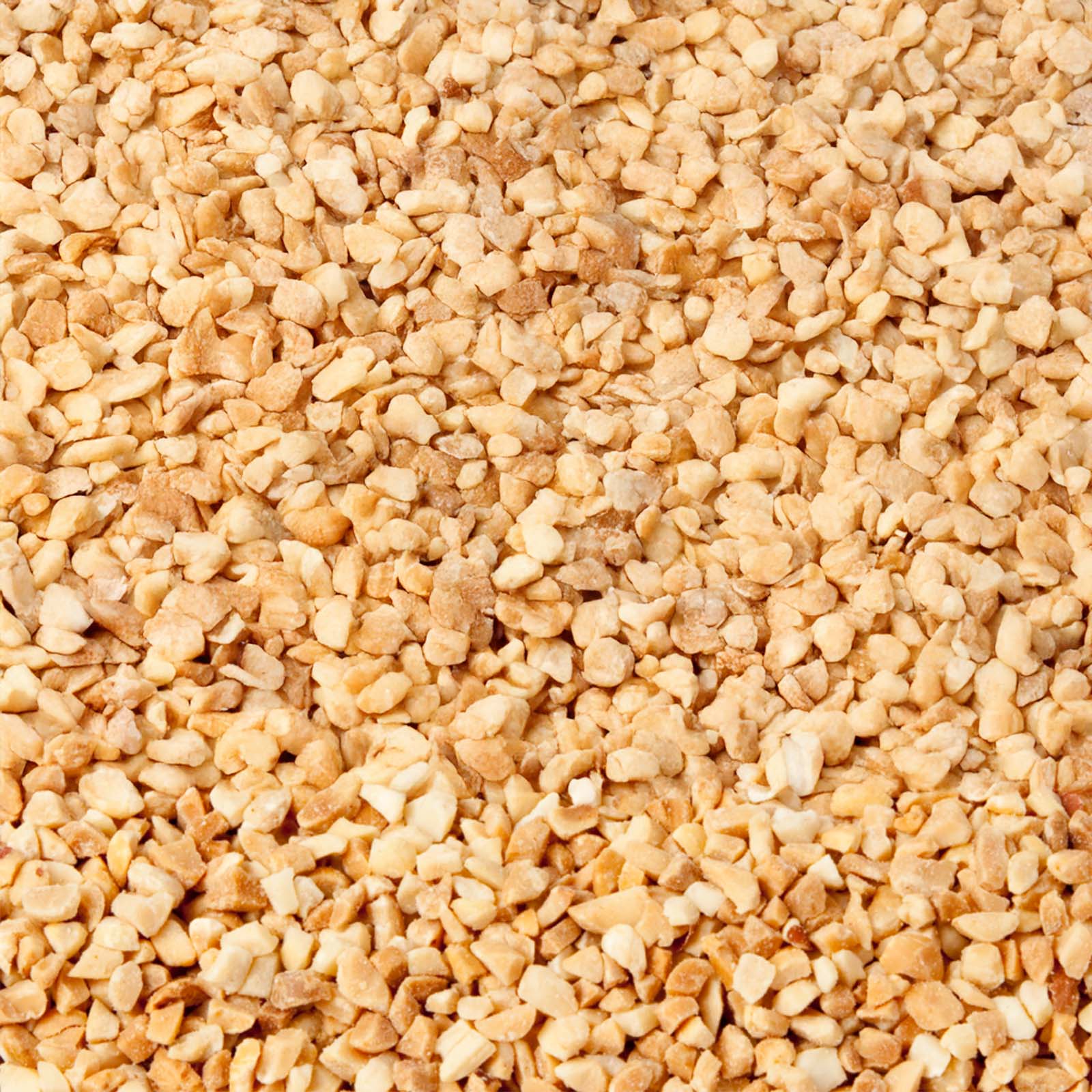 Gehakte pindanoten op een hoop, close-up beeld.