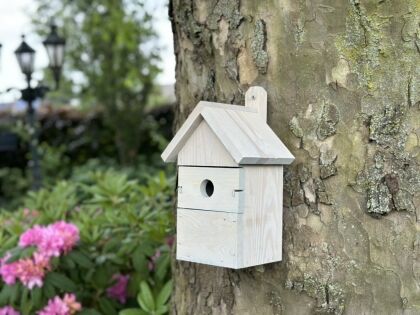 Houten nestkast Lotus met drie verwisselbare invlieggaten en waterbestendige beits