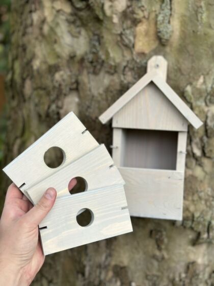 Nestkast Lotus met Multi-invlieggat, geschikt voor huismussen, koolmezen en pimpelmezen.