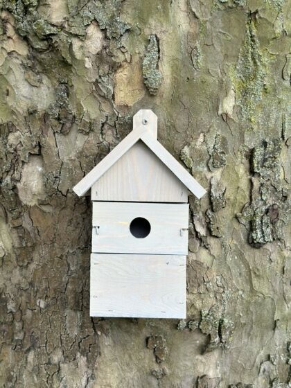 Duurzame Nestkast Lotus gemaakt van FSC-gecertificeerd hout met flexibele invlieggaten