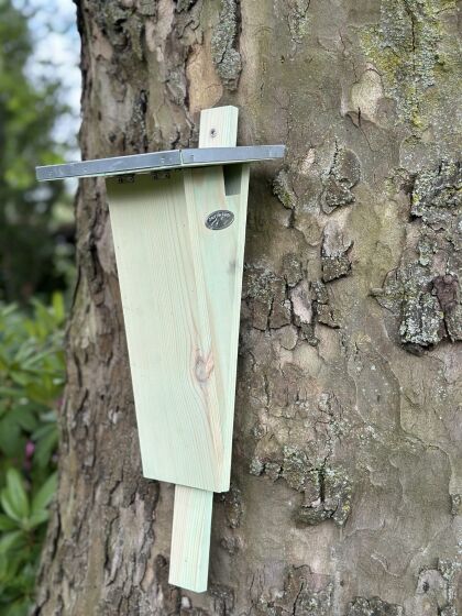 Slanke houten nestkast met verzinkt metalen dak, ontworpen voor boomkruipers