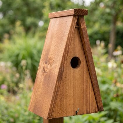 Nestkast Koolmees Triangel aan boomstam