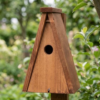 Nestkast Pimpelmees Triangel aan boomstam