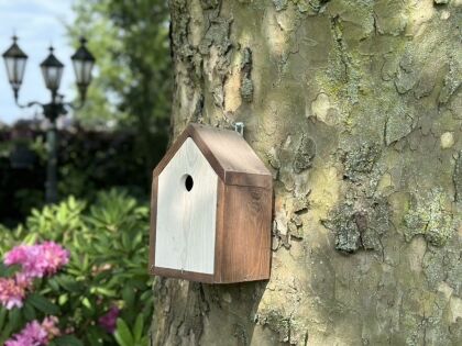 Nestkast Nutan, eenvoudig te reinigen en perfect voor een vogelvriendelijke tuin.”