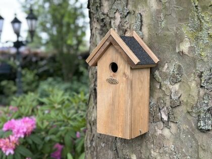 Nestkast Rosa voor koolmezen met bitumen dak - Houten vogelhuisje aan boom